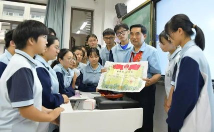 “孩子王”邵必贵：将晚霞织成朝晖
