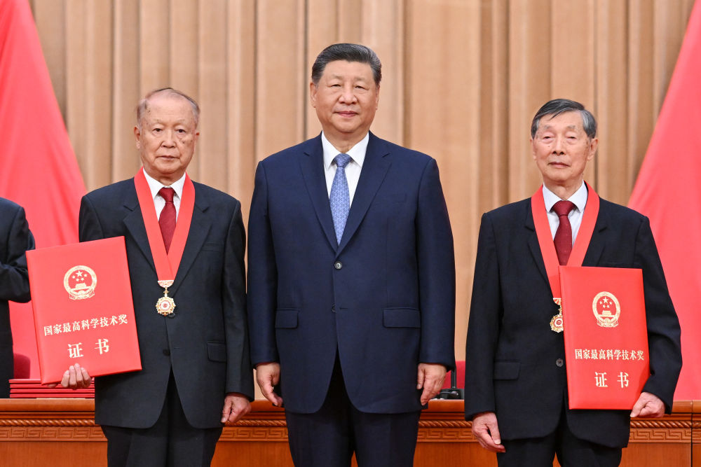 今天，他们获颁国家最高科学技术奖