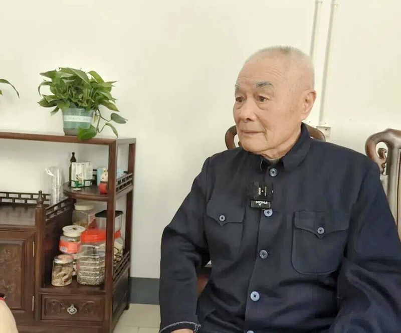 一件衣服穿了36年，98岁“抠门”老人捐出近6000万元